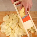 2-in-1 Potato and Vegetable Slicer for Manual Wavy Cutting, Flower-Shaped Blade Design – gallery image 4