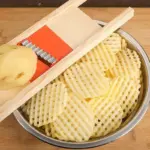 2-in-1 Potato and Vegetable Slicer for Manual Wavy Cutting, Flower-Shaped Blade Design – gallery image 2